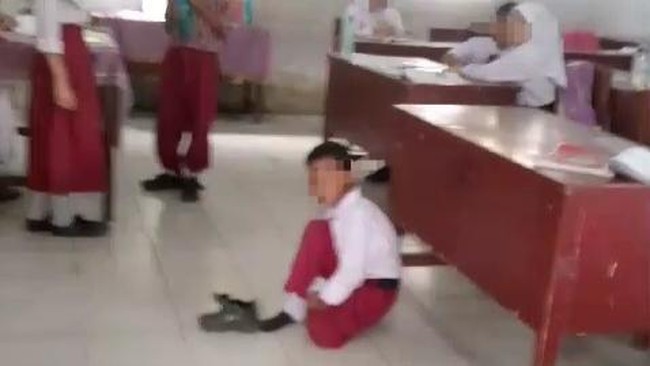 kisah-miris-anak-sd-yang-terpaksa-duduk-di-lantai-karena-belum-bayar-spp-apa-yang-terjadi-di-balik-insiden-ini