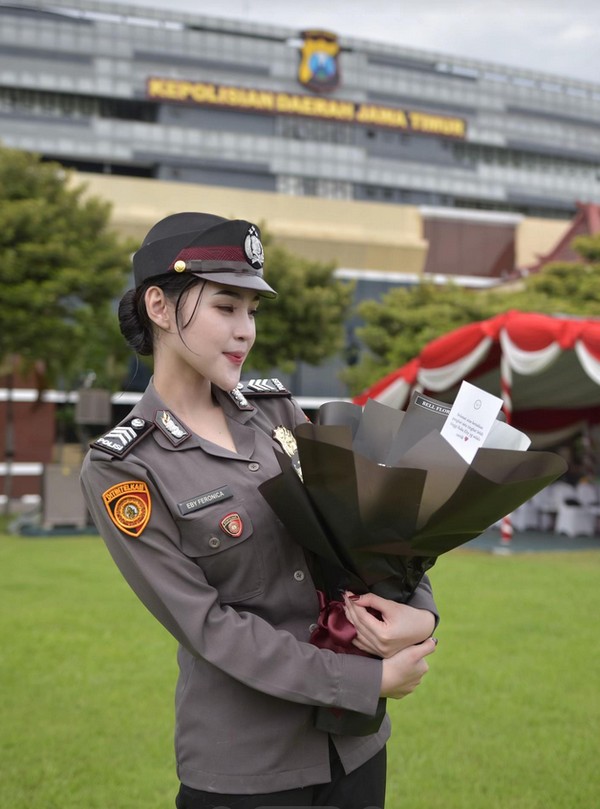 eby-feronica-polwan-cantik-yang-viral-mirip-artis-korea-dan-punya-kisah-inspiratif