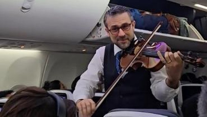 pramugara-united-airlines-hibahkan-hiburan-musik-di-udara-dengan-biola-penumpang-terpukau