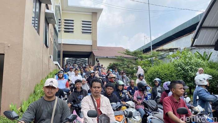 warga-depok-serbu-samsat-program-pemutihan-pajak-kendaraan-diperpanjang-hingga-30-juni-2025